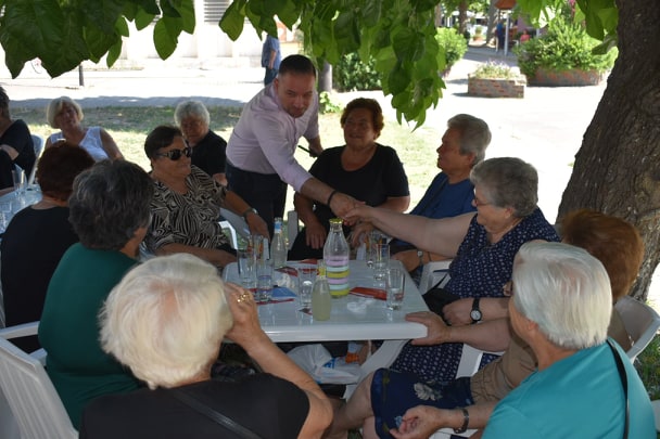 ΝΑ ΥΠΟΚΛΙΘΟΥΜΕ ΕΜΠΡΑΚΤΑ ΣΤΗΝ ΤΡΙΤΗ ΗΛΙΚΙΑ