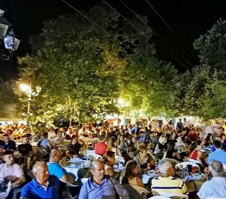 ΚΑΤΑΚΛΥΣΤΗΚΕ ΑΠΟ ΚΟΣΜΟ Η ΠΛΑΤΕΙΑ ΤΗΣ ΤΣΑΡΙΤΣΑΝΗΣ ΣΤΟ ΠΑΝΗΓΥΡΙ ΤΟΥ ΜΟΡΦΩΤΙΚΟΥ ΣΥΛΛΟΓΟΥ