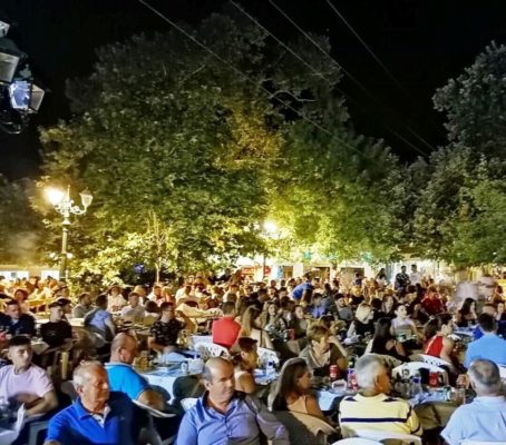 ΚΑΤΑΚΛΥΣΤΗΚΕ ΑΠΟ ΚΟΣΜΟ Η ΠΛΑΤΕΙΑ ΤΗΣ ΤΣΑΡΙΤΣΑΝΗΣ ΣΤΟ ΠΑΝΗΓΥΡΙ ΤΟΥ ΜΟΡΦΩΤΙΚΟΥ ΣΥΛΛΟΓΟΥ