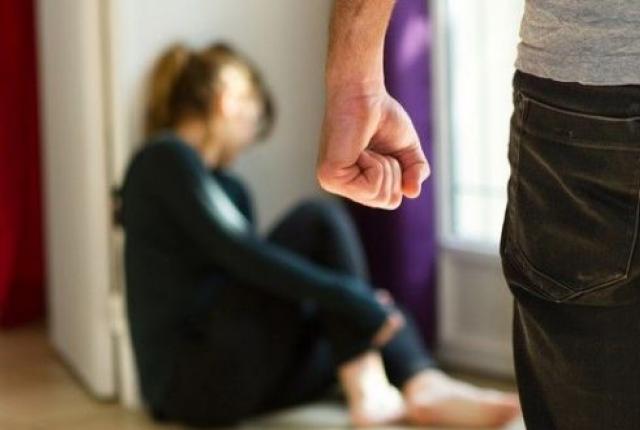 ΞΥΛΟΦΟΡΤΩΣΕ ΤΗ ΣΥΝΤΡΟΦΟ ΤΟΥ ΜΠΡΟΣΤΑ ΣΕ ΕΚΠΛΗΚΤΟΥΣ ΠΕΡΑΣΤΙΚΟΥΣ