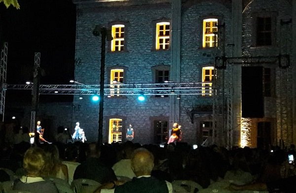 ΠΛΗΘΟΣ ΚΟΣΜΟΥ ΣΤΗΝ ΠΑΡΑΣΤΑΣΗ «… ΚΑΙ Η ΨΥΧΗ ΚΙΝΕΙΤΑΙ» ΓΙΑ ΤΗΝ ΑΝΑΔΕΙΞΗ ΤΗΣ ΙΠΠΟΚΡΑΤΙΚΗΣ ΙΔΕΑΣ