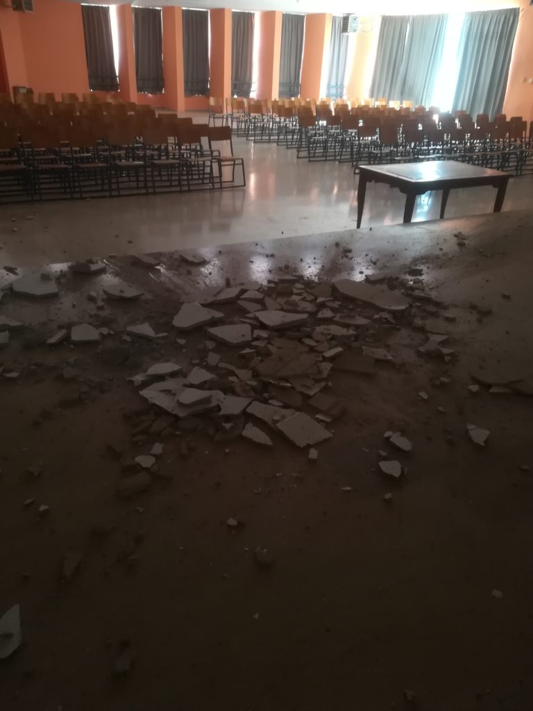 “ΕΒΡΕΞΕ” ΣΟΒΑΔΕΣ ΑΠΟ ΤΗΝ ΟΡΟΦΗ ΑΙΘΟΥΣΑΣ ΣΕ ΣΧΟΛΙΚΟ ΣΥΓΚΡΟΤΗΜΑ ΤΗΣ ΛΑΡΙΣΑΣ
