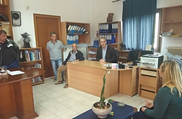 ΣΤΗΝ ΚΑΡΥΑ Ο ΔΗΜΑΡΧΟΣ ΕΛΑΣΣΟΝΑΣ