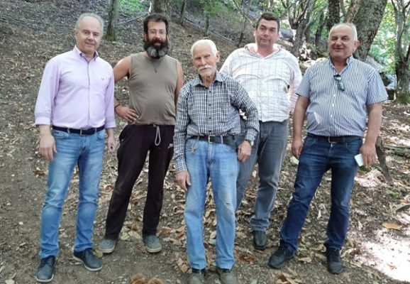 ΣΕ ΚΑΣΤΑΝΑΡΙΑ ΤΩΝ ΑΜΠΕΛΑΚΙΩΝ Ο ΔΗΜΑΡΧΟΣ ΤΕΜΠΩΝ