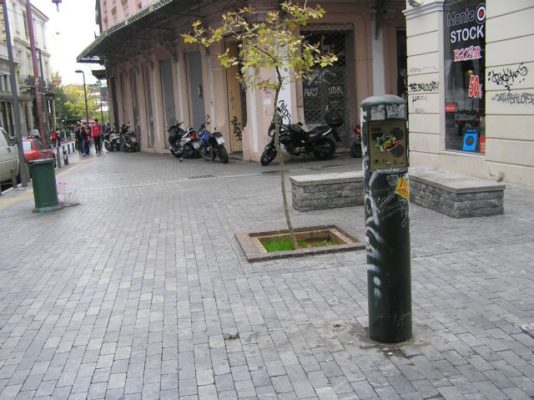 ΛΑΡΙΣΑ: ΕΡΓΑΣΙΕΣ ΓΙΑ ΒΥΘΙΖΟΜΕΝΕΣ ΜΠΑΡΕΣ ΣΤΗΝ ΟΔΟ ΦΙΛΕΛΛΗΝΩΝ (ΣΥΜΒΟΛΗ ΜΕ  ΓΕΩΡΓΙΑΔΟΥ)