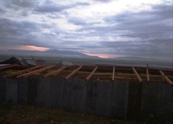 ΖΗΜΙΕΣ ΑΠΟ ΤΗΝ ΑΝΕΜΟΘΥΕΛΛΑ ΣΕ ΠΟΙΜΝΙΟΣΤΑΣΙΟ ΕΞΩ ΑΠΟ ΤΑ ΠΛΑΤΑΝΟΥΛΙΑ