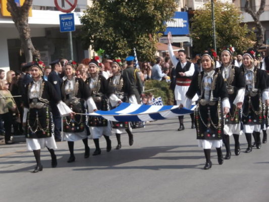 ΛΑΜΠΡΟΣ ΕΟΡΤΑΣΜΟΣ ΤΗΣ ΕΠΕΤΕΙΟΥ ΤΟΥ «ΟΧΙ» ΣΤΗ ΛΑΡΙΣΑ (ΦΩΤΟ)