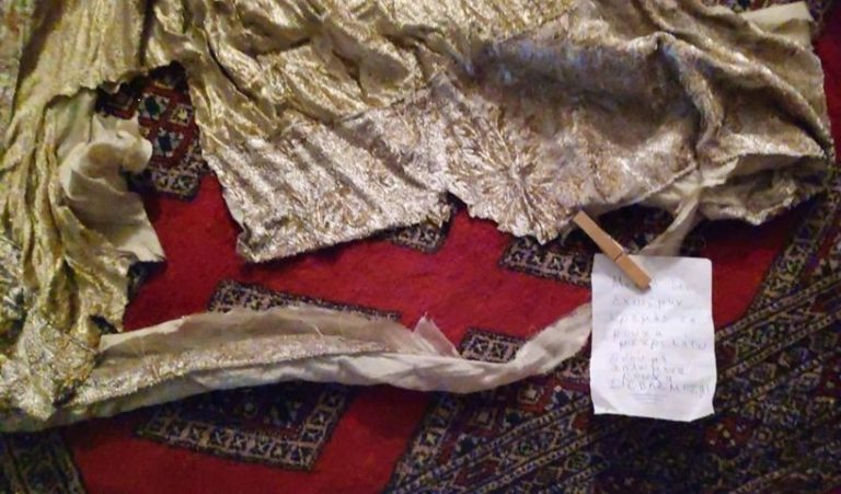 ΚΑΚΟΣ ΧΑΜΟΣ ΣΤΗ ΛΑΡΙΣΑ: ΤΗΣ ΕΣΚΙΣΕ ΤΙΣ ΚΟΥΡΤΙΝΕΣ ΕΠΕΙΔΗ ΚΡΕΜΟΝΤΑΝ ΣΤΟ ΜΠΑΛΚΟΝΙ ΚΑΙ ΤΗΝ ΕΝΟΧΛΟΥΣΑΝ
