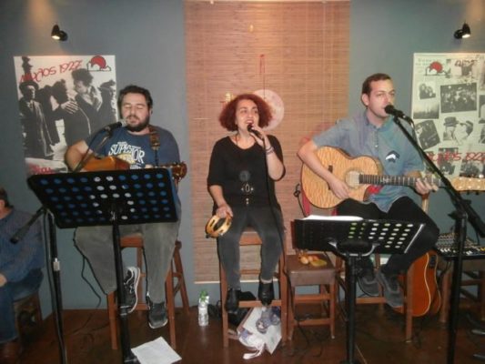 ΤΡΕΙΣ ΦΩΝΕΣ ΚΑΙ ΔΥΟ ΚΙΘΑΡΕΣ ΑΛΛΑΖΟΥΝ ΤΑ ΣΑΒΒΑΤΟΒΡΑΔΑ ΣΤΟ ΜΠΑΡΑΚΙ ΤΟΥ ΜΥΛΟΥ (ΦΩΤΟ)