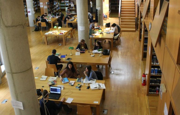 ΦΟΙΤΗΤΗΣ ΕΚΣΠΕΡΜΑΤΩΣΕ ΣΤΗΝ ΠΛΑΤΗ ΦΟΙΤΗΤΡΙΑΣ ΠΟΥ ΜΕΛΕΤΟΥΣΕ ΣΕ ΒΙΒΛΙΟΘΗΚΗ ΤΟΥ ΑΠΘ!!!