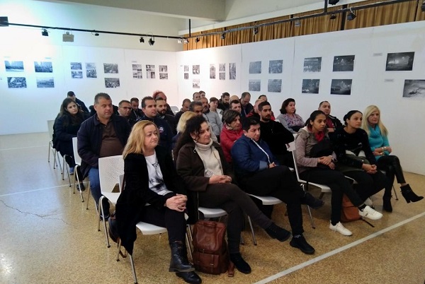 ΕΚΔΗΛΩΣΗ ΓΙΑ ΤΗΝ ΠΑΓΚΟΣΜΙΑ ΗΜΕΡΑ ΘΕΑΤΡΟΥ ΣΤΗΝ ΕΚΠΑΙΔΕΥΣΗ ΑΠΟ ΤΟ 1ο ΣΔΕ ΛΑΡΙΣΑΣ