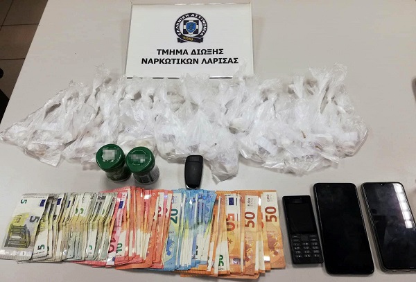 ΣΥΝΕΛΗΦΘΗ 41ΧΡΟΝΟΣ ΣΤΗ ΛΑΡΙΣΑ, ΚΑΤΗΓΟΡΟΥΜΕΝΟΣ ΓΙΑ ΔΙΑΚΙΝΗΣΗ ΚΟΚΑΪΝΗΣ ΚΑΙ ΑΝΤΙΣΤΑΣΗ