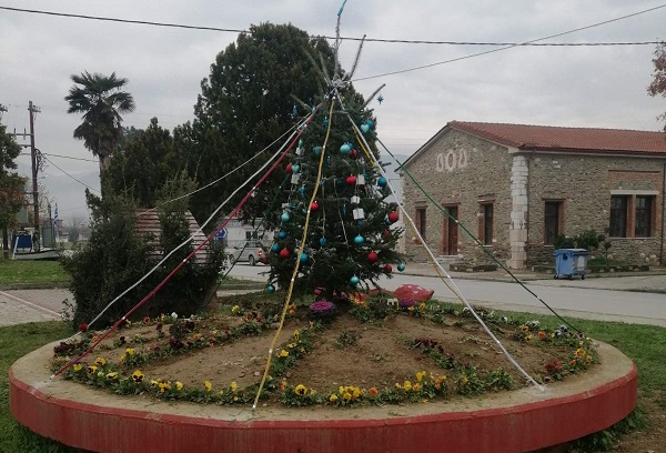 ΓΙΟΡΤΙΝΗ Η ΑΤΜΟΣΦΑΙΡΑ ΣΤΑ ΔΕΛΕΡΙΑ (ΦΩΤΟ)