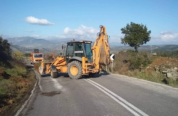 ΑΠΟΚΑΘΙΣΤΑΤΑΙ ΤΟ ΟΔΟΣΤΡΩΜΑ ΣΤΗΝ ΕΘΝΙΚΗ ΟΔΟ ΕΛΑΣΣΟΝΑΣ- ΔΕΣΚΑΤΗΣ