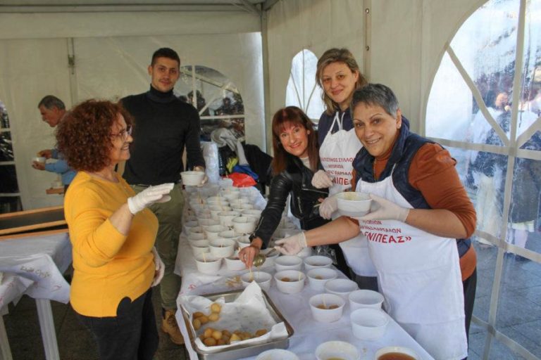 ΠΛΗΘΟΣ ΚΟΣΜΟΥ ΣΤΗΝ ΑΝΑΒΙΩΣΗ ΤΟΥ ΕΘΙΜΟΥ ΤΩΝ ΛΟΥΚΟΥΜΑΔΩΝ ΜΕΤΑ ΤΗ ΣΠΟΡΑ ΣΤΑ ΦΑΡΣΑΛΑ