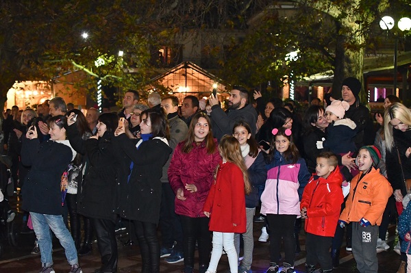 ΓΙΟΡΤΙΝΟ ΚΛΙΜΑ ΣΤΟ ΑΝΑΜΜΑ ΤΟΥ ΔΕΝΔΡΟΥ ΣΤΟ ΑΡΓΥΡΟΠΟΥΛΙ