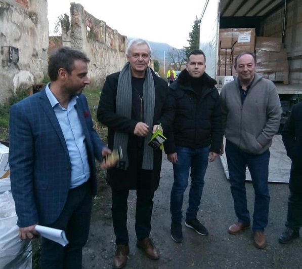 ΠΑΡΑΔΟΘΗΚΕ ΣΗΜΕΡΑ ΣΤΑ ΤΙΡΑΝΑ Η ΒΟΗΘΕΙΑ ΤΩΝ ΛΑΡΙΣΑΙΩΝ ΠΡΟΣ ΤΟΥΣ ΣΕΙΣΜΟΠΛΗΚΤΟΥΣ