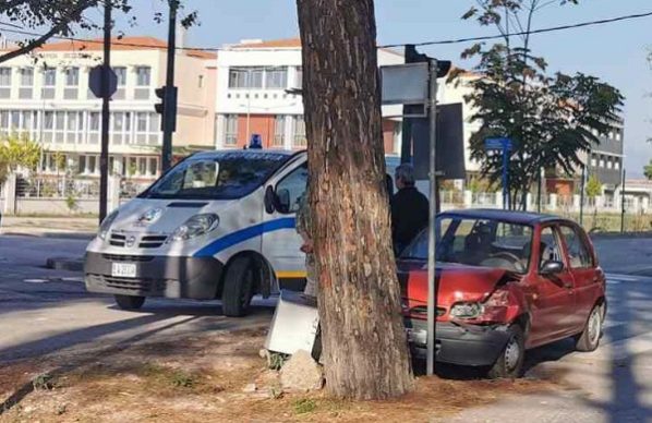 ΑΥΤΟΚΙΝΗΤΟ «ΚΑΡΦΩΘΗΚΕ» ΣΕ ΔΕΝΤΡΟ ΣΤΗ ΛΑΡΙΣΑ