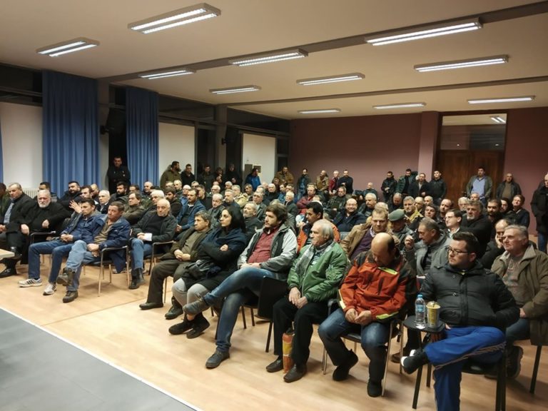 ΤΟ ΤΣΙΠΟΥΡΟ ΒΓΑΖΕΙ ΤΑ ΤΡΑΚΤΕΡ ΣΤΟ ΔΡΟΜΟ ΣΤΟΝ ΤΥΡΝΑΒΟ