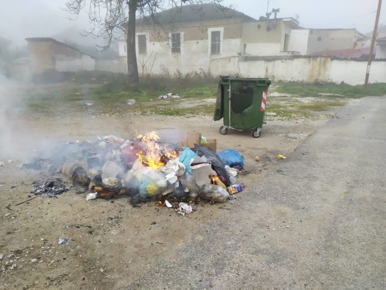 ΑΣΥΝΕΙΔΗΤΟΣ ΕΚΑΨΕ ΚΑΔΟ ΑΠΟΡΡΙΜΜΑΤΩΝ ΣΤΟΝ ΤΥΡΝΑΒΟ