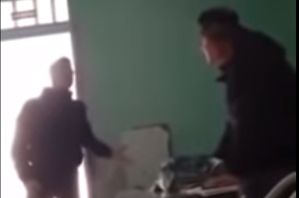 ΤΡΑΜΠΟΥΚΟΣ ΜΑΘΗΤΗΣ ΑΠΑΙΤΕΙ ΑΠΕΙΛΩΝΤΑΣ ΚΑΘΗΓΗΤΡΙΑ ΝΑ ΤΟΥ ΣΒΗΣΕΙ ΑΠΟΥΣΙΑ (BINTEO)