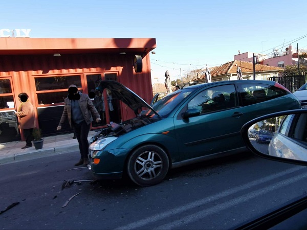 ΤΡΟΧΑΙΟ ΜΕ ΤΡΑΥΜΑΤΙΣΜΟ ΓΥΝΑΙΚΑΣ ΟΔΗΓΟΥ ΣΤΗΝ ΟΔΟ ΒΟΛΟΥ (ΦΩΤΟ)