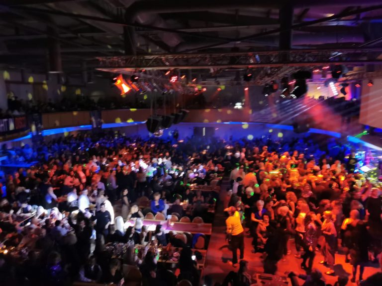 Η ΛΑΡΙΣΑ ΧΟΡΕΨΕ ΣΤΟΥΣ ΡΥΘΜΟΥΣ ΤΗΣ DISCO (ΦΩΤΟ – ΒΙΝΤΕΟ)