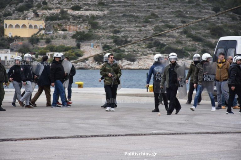 TA MAT ΈΦΥΓΑΝ ΣΠΑΖΟΝΤΑΣ ΑΥΤΟΚΙΝΗΤΑ ΚΑΙ ΑΠΟΚΑΛΩΝΤΑΣ ΤΟΥΣ ΧΙΩΤΕΣ ΤΟΥΡΚΟΣΠΟΡΟΥΣ
