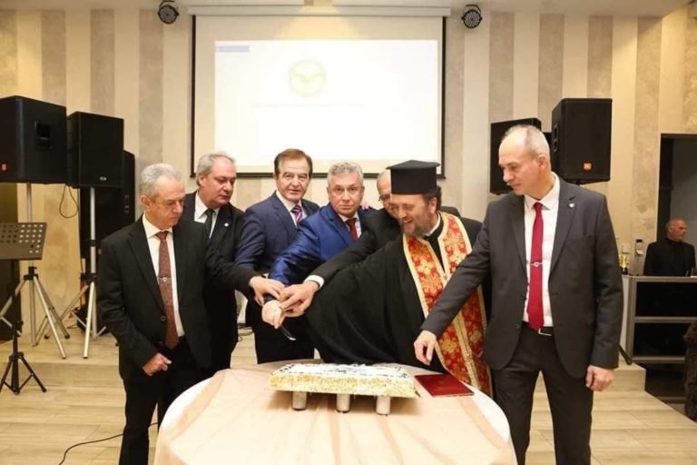 ΕΚΟΨΑΝ ΠΙΤΑ ΚΑΙ ΧΟΡΕΨΑΝ ΟΙ ΑΠΟΣΤΡΑΤΟΙ ΑΞΙΩΜΑΤΙΚΟΙ ΑΕΡΟΠΟΡΙΑΣ ΣΤΟ ΚΤΗΜΑ ΕΛΕΝΑ (ΦΩΤΟ)