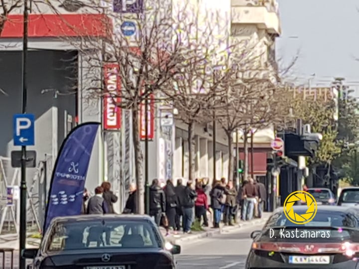 ΛΑΡΙΣΑ – ΤΥΡΝΑΒΟΣ: Η ΑΠΟΛΥΤΗ ΤΡΕΛΑ ΕΞΩ ΑΠΟ ΤΙΣ ΤΡΑΠΕΖΕΣ ΚΑΙ ΤΑ ΕΛΤΑ