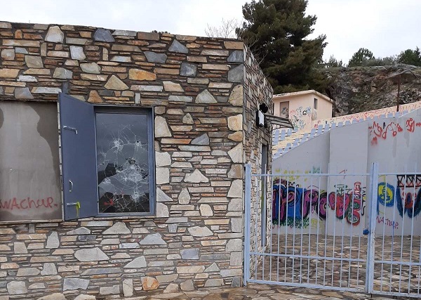 ΡΗΜΑΖΕΙ ΤΟ ΑΝΟΙΚΤΟ ΘΕΑΤΡΟ ΣΤΟ ΠΑΛΙΟ ΛΑΤΟΜΙ ΤΟΥ ΤΥΡΝΑΒΟΥ