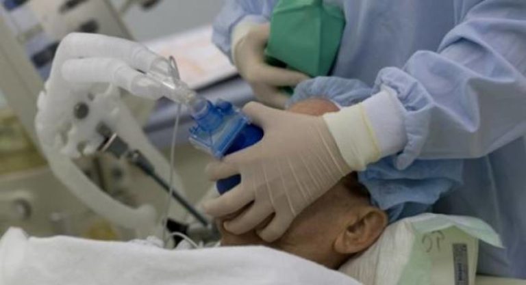 ΗΠΑ: 9 ΣΤΟΥΣ 10 ΔΙΑΣΩΛΗΝΩΜΕΝΟΥΣ ΜΕ COVID-19 ΠΕΘΑΙΝΟΥΝ