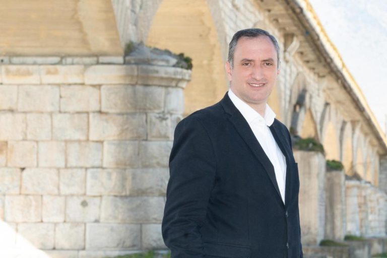 ΙΚΑΝΟΠΟΙΗΣΗ Γ. ΚΟΚΟΥΡΑ ΓΙΑ ΤΗΝ ΕΓΚΑΙΡΗ ΧΟΡΗΓΗΣΗ ΑΔΕΙΩΝ ΑΠΟΣΤΑΣΗΣ ΣΕ ΔΙΗΜΕΡΟΥΣ ΑΜΒΥΚΟΥΧΟΥΣ