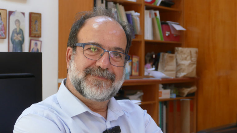 Ο ΚΑΘΗΓΗΤΗΣ ΧΡ. ΧΑΤΖΗΧΡΙΣΤΟΔΟΥΛΟΥ ΜΙΛΑ ΓΙΑ ΤΟΥΣ ΕΛΕΓΧΟΥΣ ΣΤΟΥΣ ΟΙΚΙΣΜΟΥΣ ΤΩΝ ΡΟΜΑ