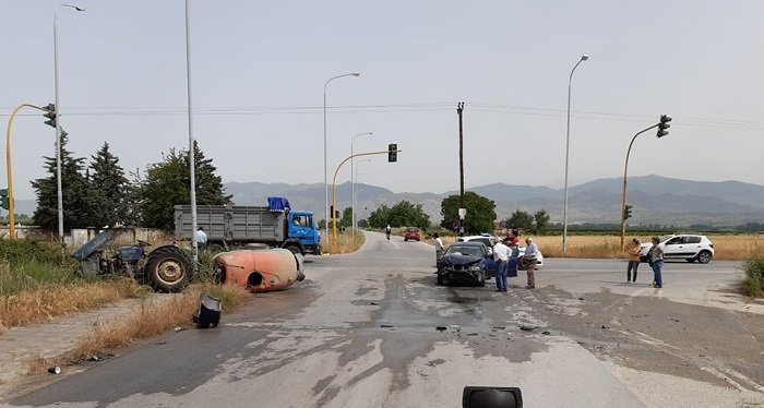 ΤΡΑΥΜΑΤΙΣΤΗΚΕ ΟΔΗΓΟΣ ΤΡΑΚΤΕΡ ΣΤΟΝ ΒΡΥΟΤΟΠΟ