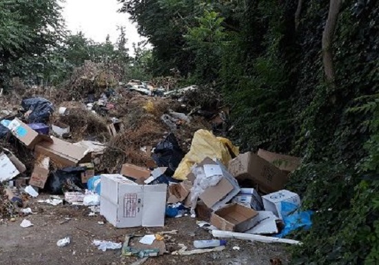 ΕΚΤΕΘΕΙΜΕΝΕΣ ΠΛΑΚΕΣ ΑΜΙΑΝΤΟΥ ΣΕ ΠΑΡΑΝΟΜΗ ΧΩΜΑΤΕΡΗ ΣΤΟΝ ΔΗΜΟ ΑΓΙΑΣ