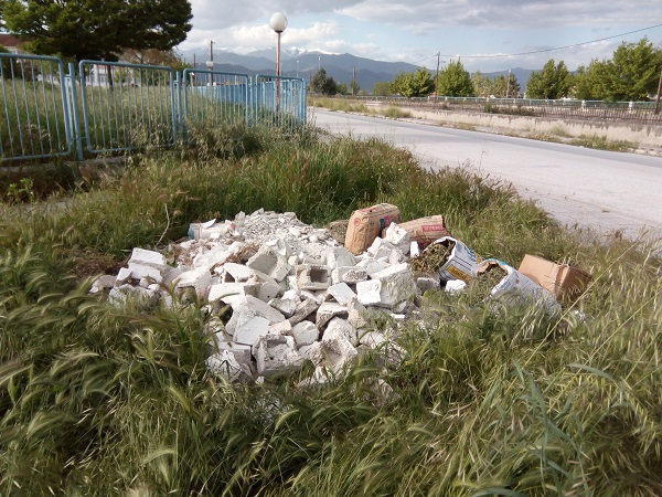 ΓΙΑ ΤΑ ΜΠΑΖΑ ΣΕ ΔΗΜΟΤΙΚΟ ΧΩΡΟ ΠΙΣΩ ΑΠΟ ΤΗΝ ΑΥΛΗ ΣΧΟΛΕΙΟΥ ΣΤΟΝ ΑΜΠΕΛΩΝΑ