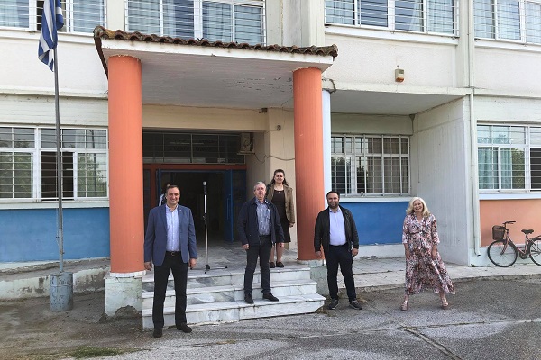 ΣΕ ΓΕΛ ΚΑΙ ΕΠΑΛ ΤΥΡΝΑΒΟΥ ΣΗΜΕΡΑ Ο ΔΗΜΑΡΧΟΣ ΓΙΑΝΝΗΣ ΚΟΚΟΥΡΑΣ