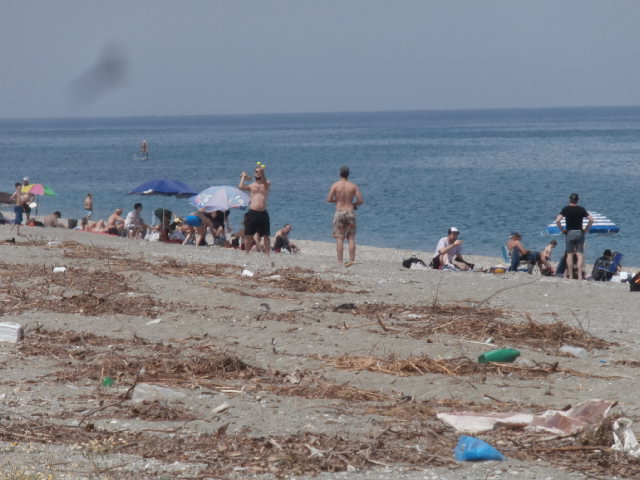 ΓΚΡΙΝΙΕΣ ΕΠΕΙΔΗ ΕΜΕΙΝΑΝ ΧΩΡΙΣ ΓΑΛΑΖΙΕΣ ΣΗΜΑΙΕΣ ΤΑ ΠΑΡΑΛΙΑ ΤΗΣ ΑΓΙΑΣ