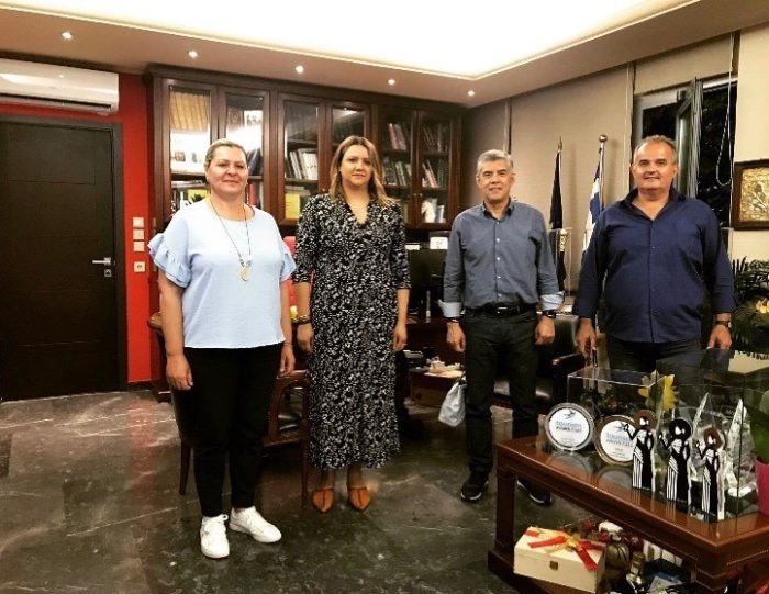 ΣΤΟΝ ΠΕΡΙΦΕΡΕΙΑΡΧΗ ΓΙΑ ΘΕΜΑΤΑ ΤΟΥ ΑΜΠΕΛΩΝΑ Η ΠΡΟΕΔΡΟΣ ΚΑΙ ΜΕΛΗ ΤΟΥ Τ.Σ. ΤΗΣ ΔΗΜΟΤΙΚΗΣ ΚΟΙΝΟΤΗΤΑΣ