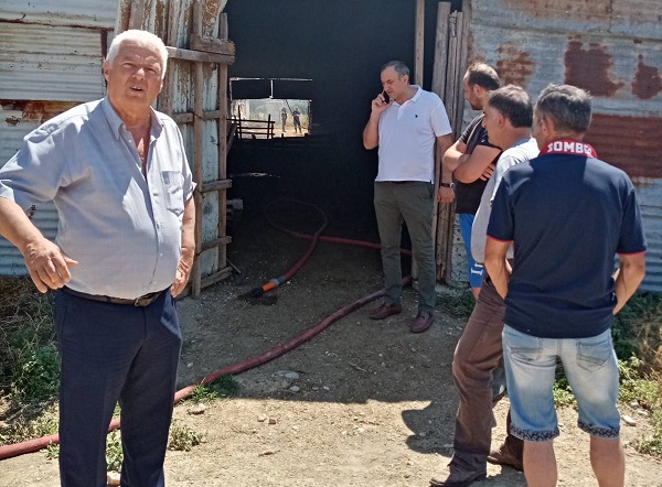 ΣΤΟ ΠΛΕΥΡΟ ΤΟΥ ΠΥΡΟΠΛΗΚΤΟΥ ΚΤΗΝΟΤΡΟΦΟΥ ΔΗΜΟΣ ΤΥΡΝΑΒΟΥ ΚΑΙ ΣΥΜΒΟΥΛΙΟ ΔΕΛΕΡΙΩΝ