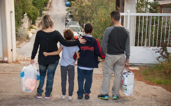 ΧΑΜΟΓΕΛΟ ΤΟΥ ΠΑΙΔΙΟΥ: ΣΥΓΚΕΝΤΡΩΝΕΙ ΤΡΟΦΙΜΑ ΚΑΙ ΕΙΔΗ ΠΡΩΤΗΣ ΑΝΑΓΚΗΣ ΓΙΑ ΠΑΙΔΙΑ ΚΑΙ ΟΙΚΟΓΕΝΕΙΕΣ ΤΟΥΣ ΜΕ ΣΟΒΑΡΑ ΠΡΟΒΛΗΜΑΤΑ ΔΙΑΒΙΩΣΗΣ