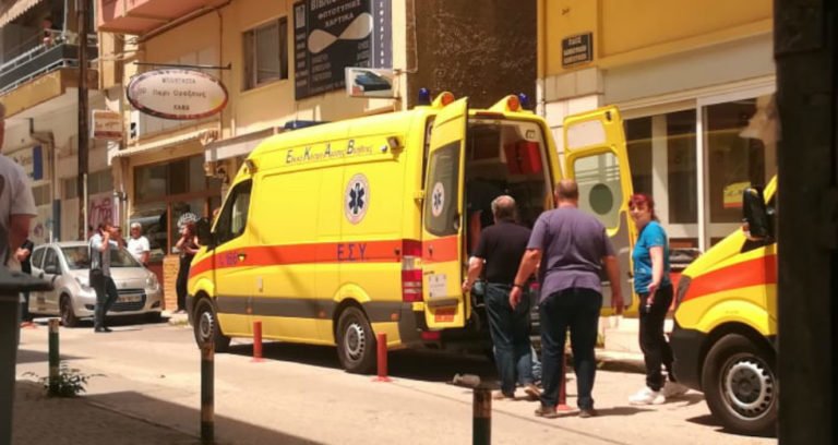 ΕΠΙΤΕΘΗΚΕ ΜΕ ΤΣΕΚΟΥΡΙ ΚΑΙ ΤΡΑΥΜΑΤΙΣΕ 3 ΕΦΟΡΙΑΚΟΥΣ