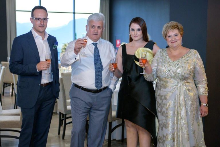 ΈΝΑ ΛΑΜΠΕΡΟ ΓΑΜΗΛΙΟ ΠΑΡΤΙ ΣΤΑ ΤΡΙΚΑΛΑ ΜΕ ΡΟΚΟ ΚΑΙ ΑΣΛΑΝΙΔΟΥ