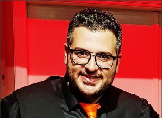 ΚΗΔΕΥΕΤΑΙ ΤΟ ΑΠΟΓΕΥΜΑ Ο ΛΑΡΙΣΑΙΟΣ ΜΟΥΣΙΚΟΣ ΜΑΡΙΟΣ ΣΑΡΑΚΑΤΣΙΑΝΟΣ