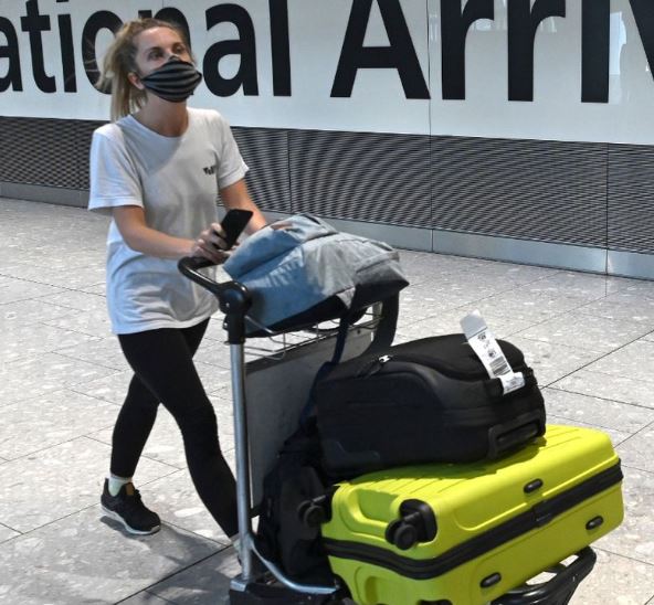 ΑΓΓΛΙΑ: ΕΠΙΒΑΛΛΟΥΝ ΚΑΡΑΝΤΙΝΑ ΣΤΙΣ ΑΦΙΞΕΙΣ ΑΠΟ ΤΟ ΛΟΥΞΕΜΒΟΥΡΓΟ