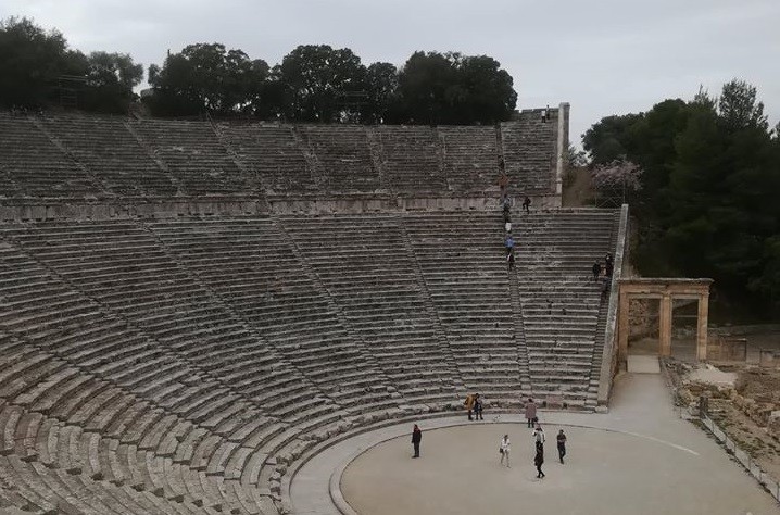 ΖΕΥΓΑΡΙ ΓΑΛΛΩΝ ΕΚΑΝΕ ΣΕΞ ΣΤΟ ΘΕΑΤΡΟ ΤΗΣ ΕΠΙΔΑΥΡΟΥ ΚΑΙ ΑΝΕΒΑΣΕ ΒΙΝΤΕΟ ΣΤΟ ΔΙΑΔΙΚΤΥΟ