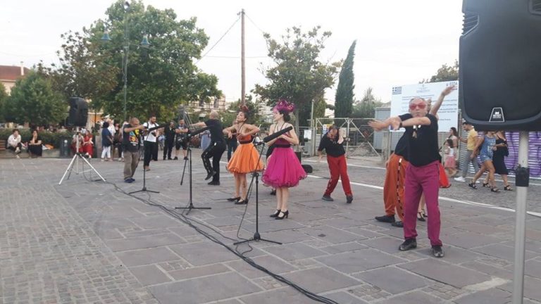 ΘΕΡΜΟ ΧΕΙΡΟΚΡΟΤΗΜΑ ΣΤΗΝ ΠΡΕΜΙΕΡΑ ΤΟΥ ΘΕΣΣΑΛΙΚΟΥ ΘΕΑΤΡΟΥ (ΦΩΤΟ)