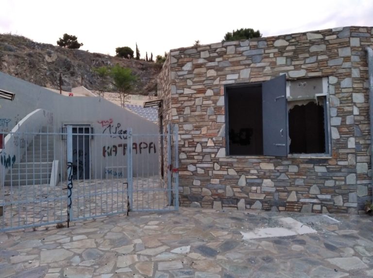 ΝΤΡΟΠΗ: ΠΛΗΡΗΣ ΔΙΑΛΥΣΗ ΤΟΥ ΑΝΟΙΚΤΟΥ ΘΕΑΤΡΟΥ ΣΤΟ ΠΑΛΙΟ ΛΑΤΟΜΙ ΤΟΥ ΤΥΡΝΑΒΟΥ (ΦΩΤΟ)