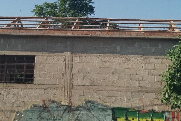 ΑΠΟΜΑΚΡΥΝΘΗΚΕ Ο ΑΜΙΑΝΤΟΣ ΑΠΟ ΤΟ ΚΤΙΡΙΟ ΑΠΕΝΑΝΤΙ ΑΠΟ ΤΟ ΓΕΛ ΤΥΡΝΑΒΟΥ